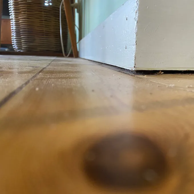 Timber floor dipping away from skirting board due to foundation settlement
