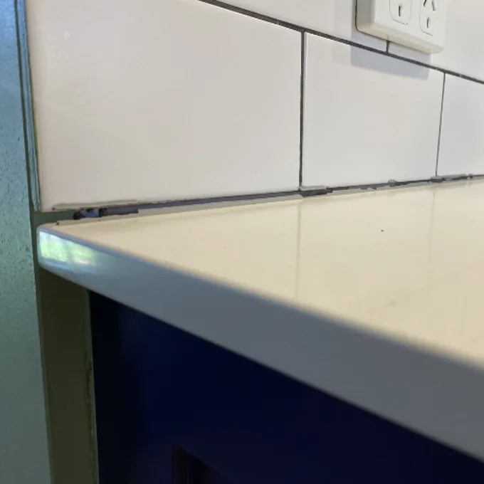 Kitchen benchtop pulling away from tiled splashback due to foundation movement
